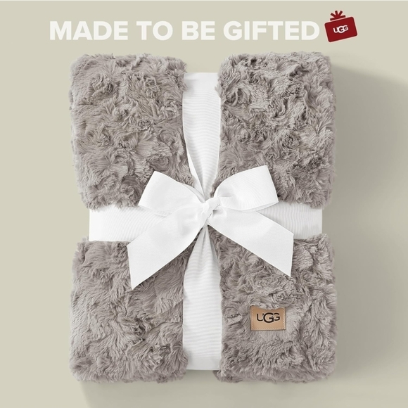 UGG Adalee Seal Grey Faux Fur Throw Blanket 50" x 70". New - Picture 3 of 3